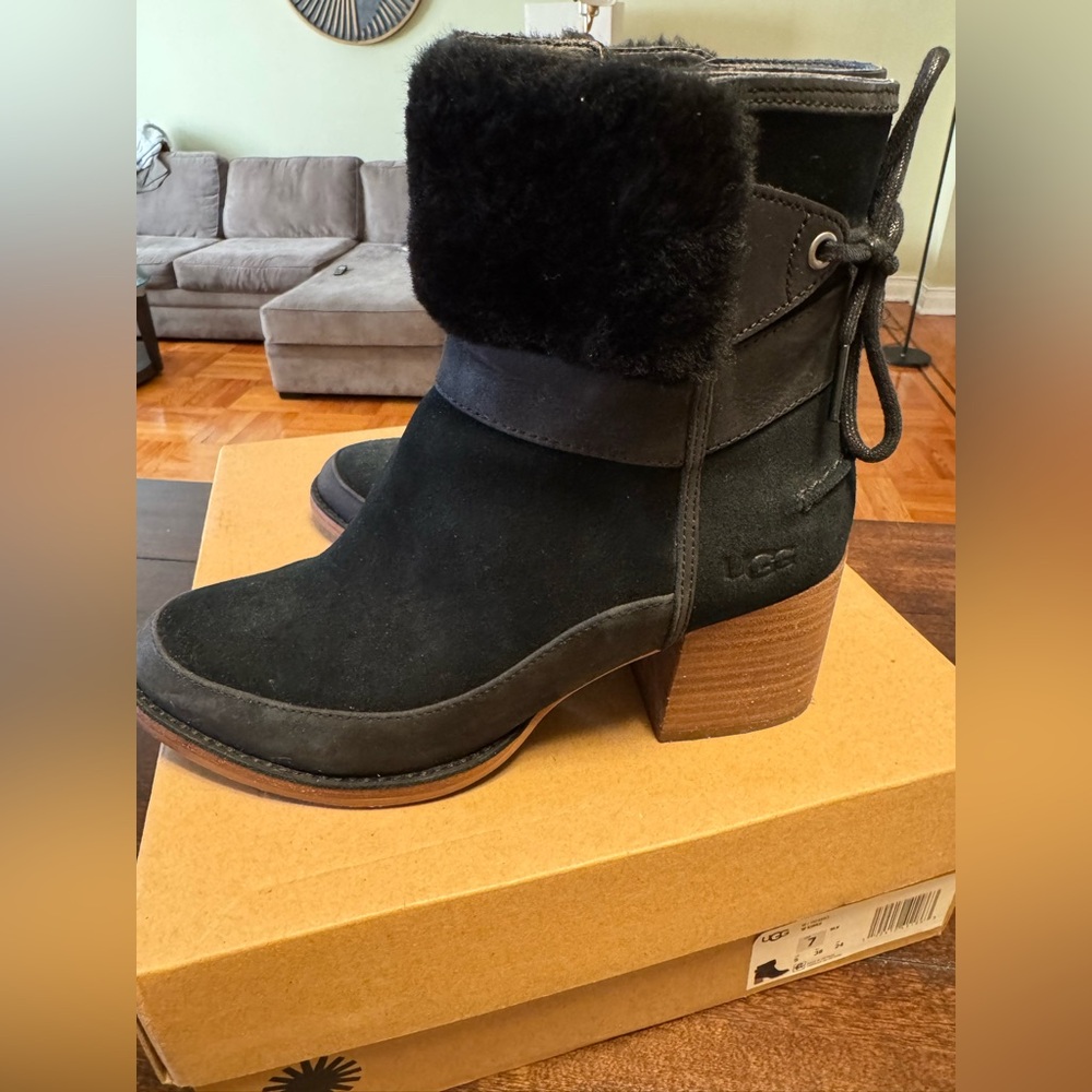 Used, very good condition UGG Kirke Stacked Heal Booties, size 7 - Picture 6 of 12